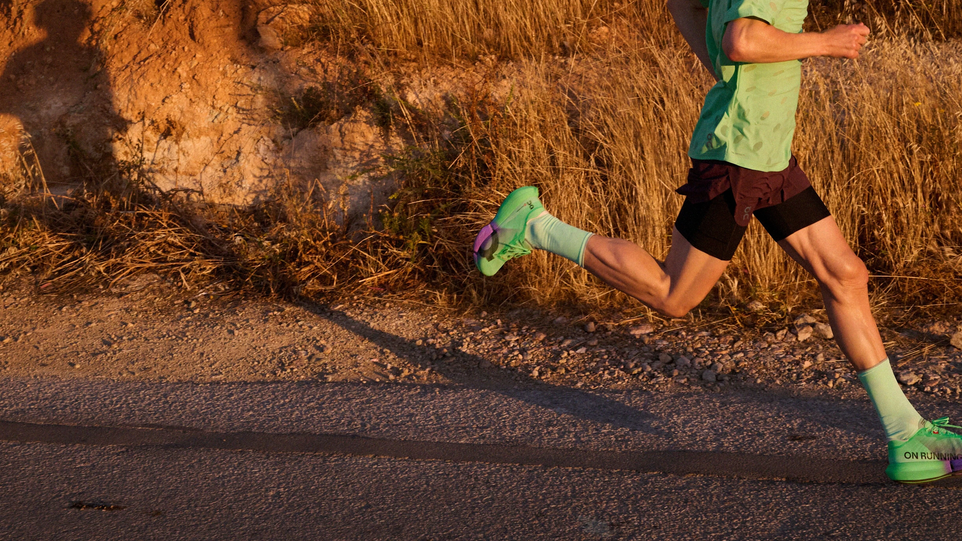 Coureur sur route au coucher du soleil, Cloudboom Strike 2